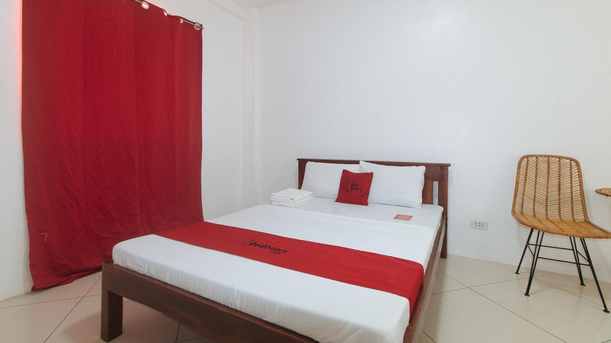 Reddoorz At Fat J Apartelle Mactan Cebu Exterior foto