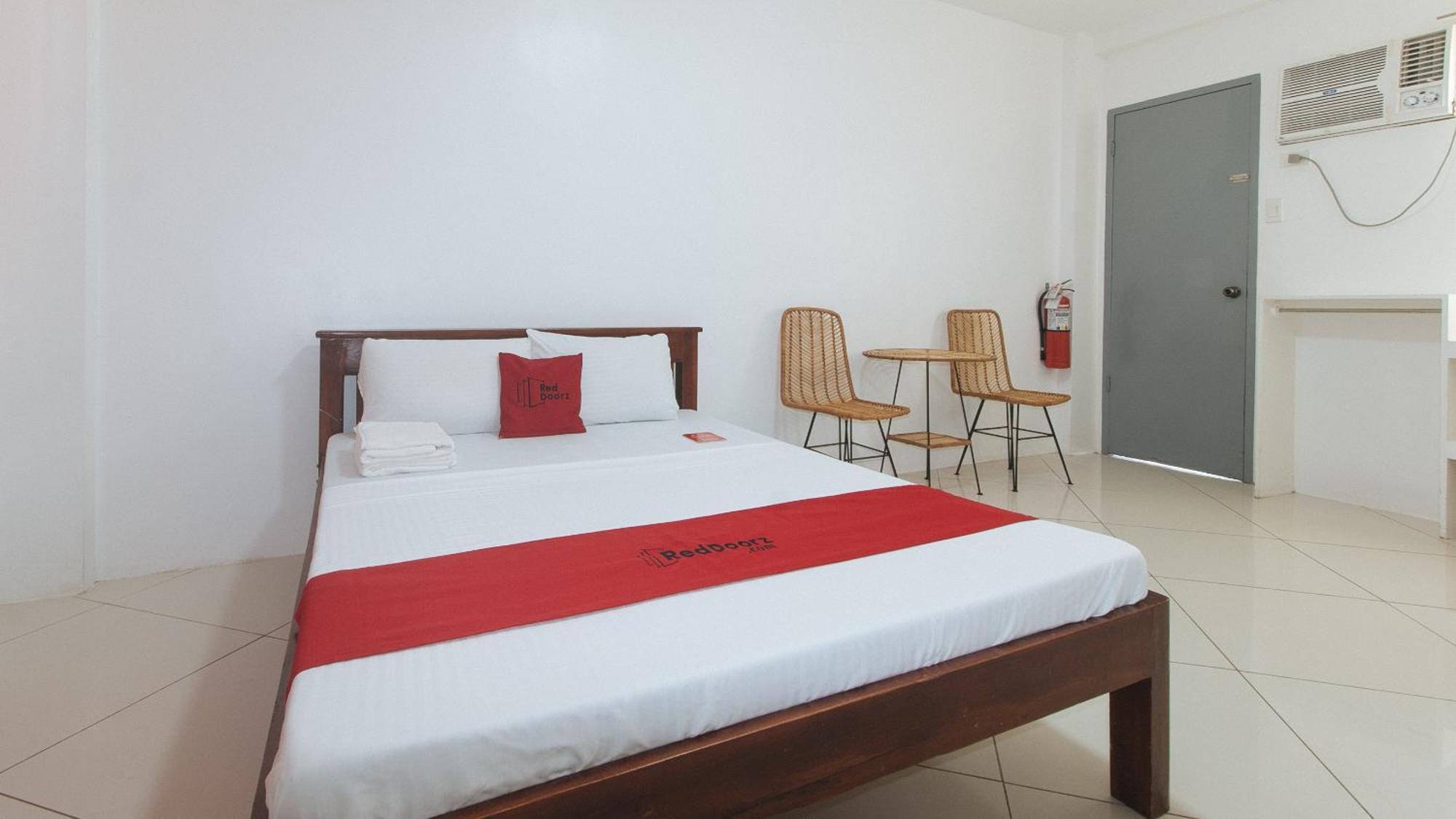 Reddoorz At Fat J Apartelle Mactan Cebu Exterior foto