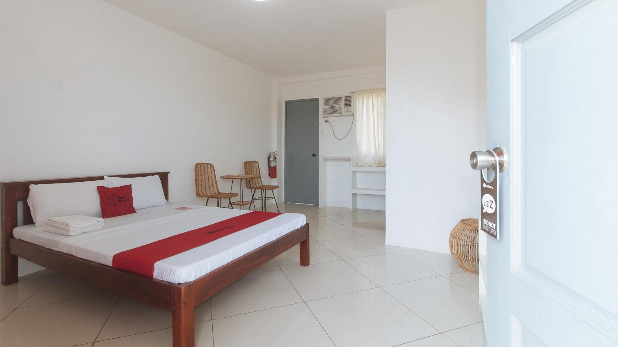 Reddoorz At Fat J Apartelle Mactan Cebu Exterior foto
