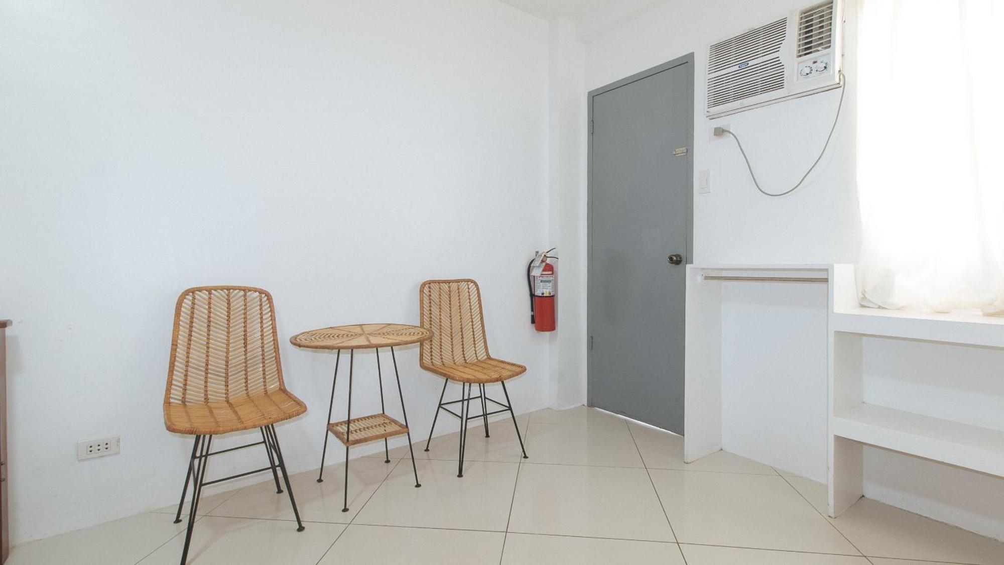 Reddoorz At Fat J Apartelle Mactan Cebu Exterior foto